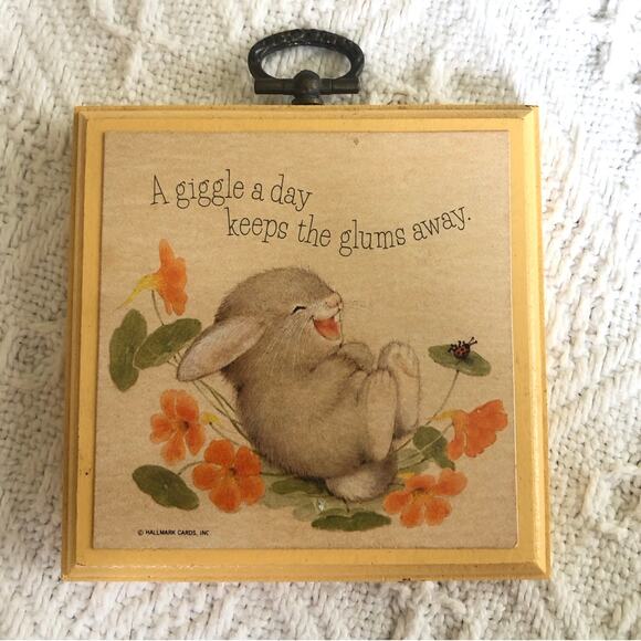 A Giggle A Day Keeps the Glums Away Vintage Hallmark Miniature Wall Hanging 3.5β - Picture 1 of 7